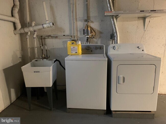 Building Photo - 118 Sycamore Ct