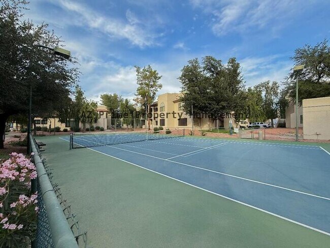 Building Photo - 750 E Northern Ave