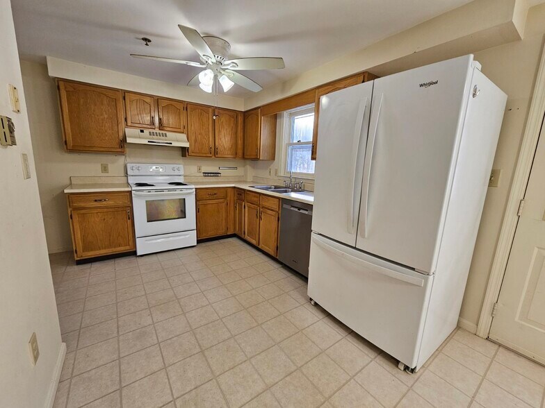 Building Photo - 27 Candlewood Ln