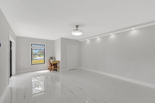 Building Photo - 7240 Huntington Ln