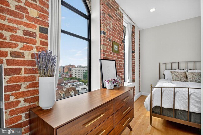 Building Photo - 1615 Q St NW