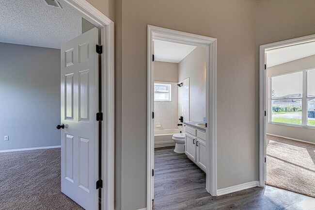 Building Photo - 745 Jaybee Ave