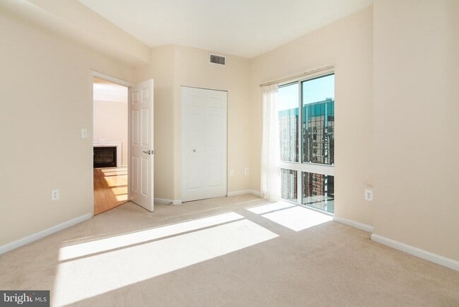 Building Photo - 3101 N Hampton Dr