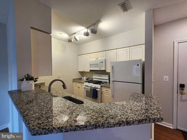 Building Photo - 2204 Westcourt Ln