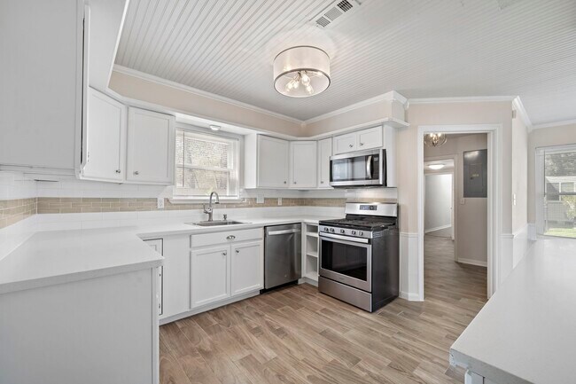 Building Photo - 6302 Hickorycrest Dr