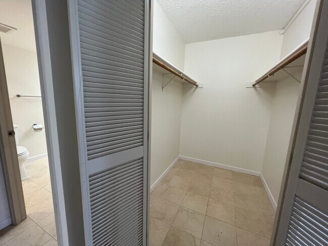 Building Photo - 5070 Likini St