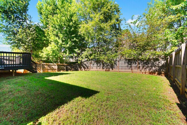 Building Photo - Pet Friendly Three Bedroom with Bonus!