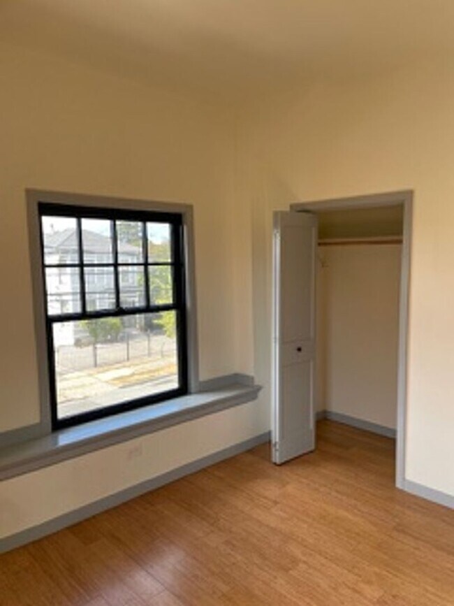 Building Photo - Please call Shami at (415) 225-2543 to sch...