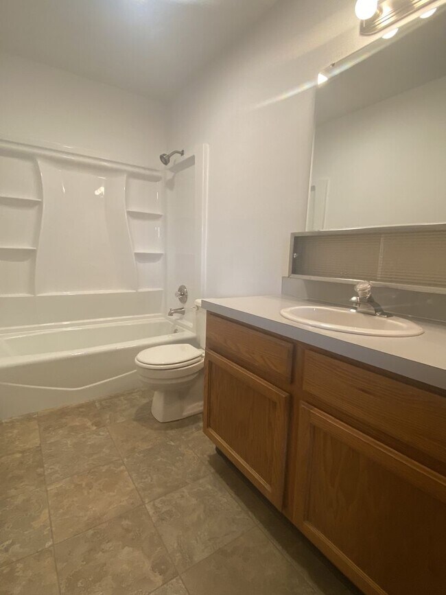 Building Photo - Top Floor Large 2 bedroom 1 bathroom apart...