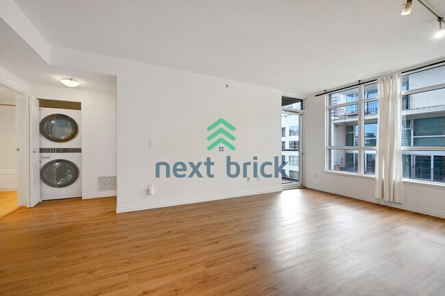 Building Photo - "Chic Urban Retreat: Stylish 1-Bedroom Condo in the Heart of Seattle!"