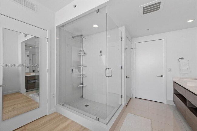 Building Photo - 460 NE 28th St