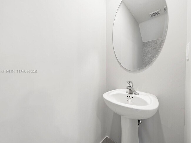 Building Photo - 2723 SE 17th St