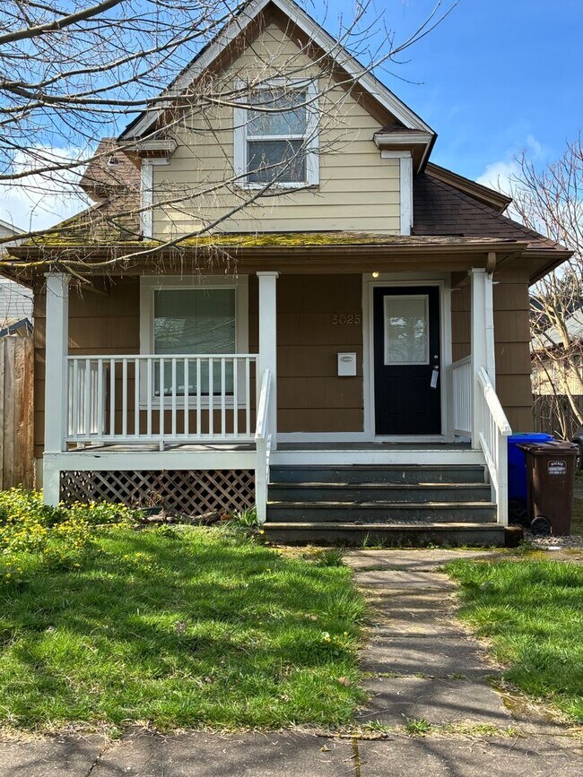 Building Photo - Adorable 3bdrm Home in Great Neighborhood! Lovely Yard!