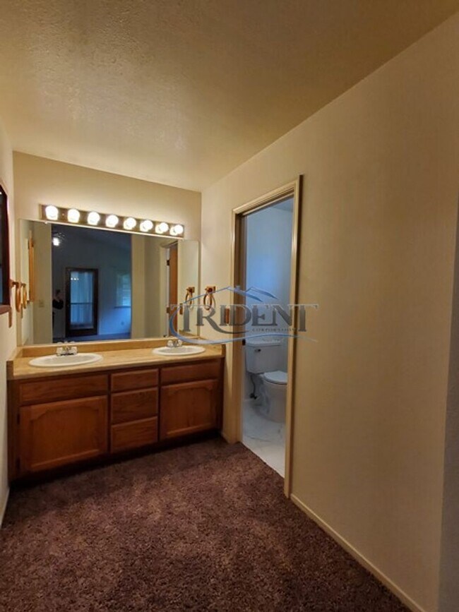 Building Photo - Beautiful Yuba City home on a large lot