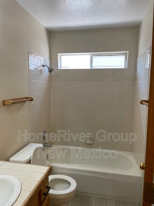 Building Photo - 2205 Sunstone Dr NW