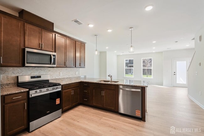 Building Photo - 628 Sadie Cir