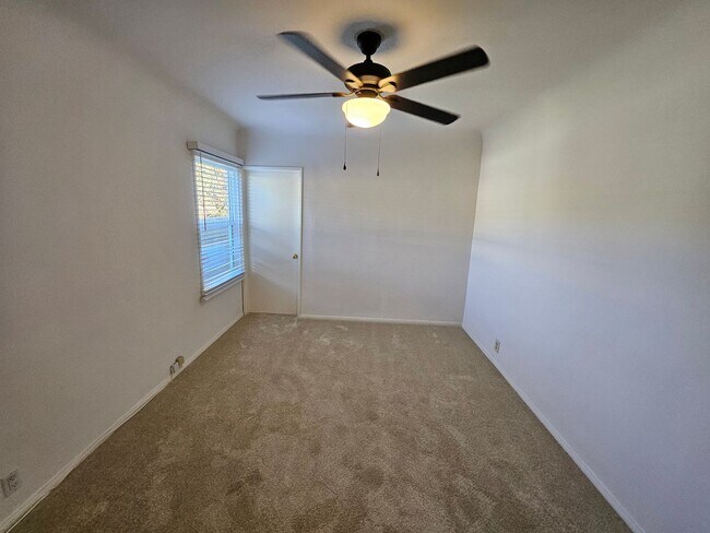 Building Photo - **Charming 3-Bedroom Home in Burbank Rancho**