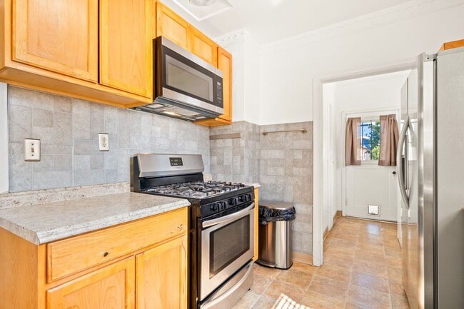 Building Photo - Charming Oakland Oasis with Detached Works...