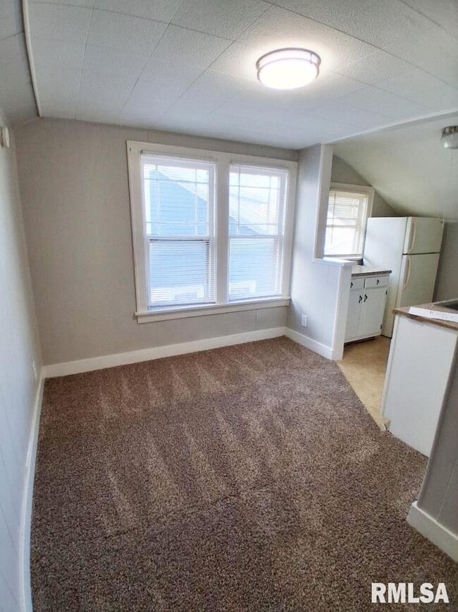 Building Photo - 513 W Loucks Ave