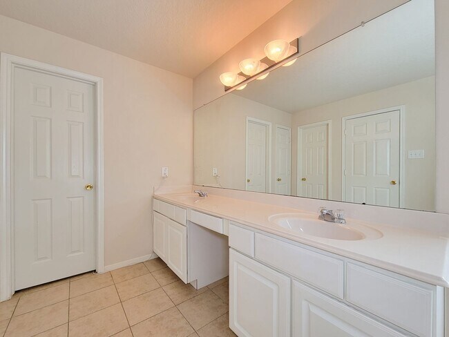 Building Photo - Well-Maintained Home with Spacious Layout ...