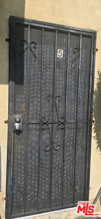 Primary Photo - 2630 S La Salle Ave