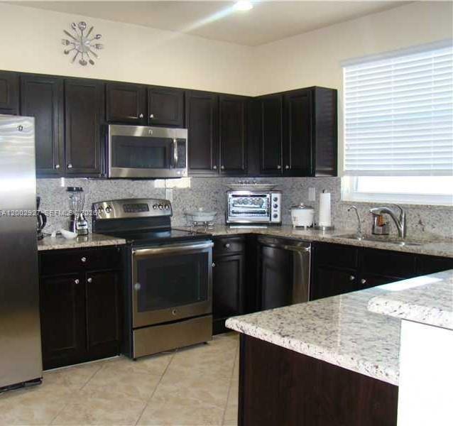 Building Photo - 9160 SW 171st Ct