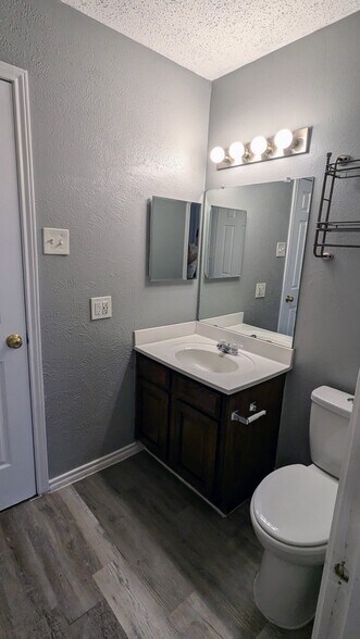 Building Photo - 1003 Vedral Pl