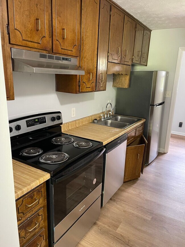 Building Photo - 2 Bedroom/ 1.5 Bathroom Duplex on Old Epps Bridge Rd!  Available early June!