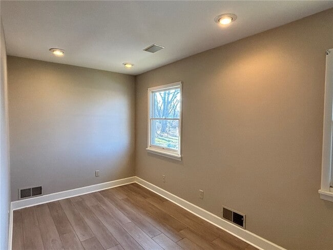 Building Photo - 1289 Creek St