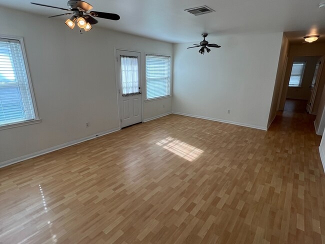 Building Photo - 107 Tarpon Ave