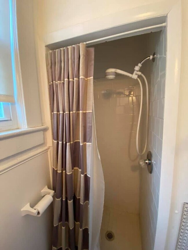 Building Photo - Beautiful 5 Bedroom Single Family Home in Silver Spring!