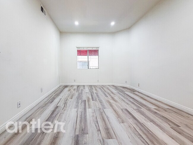 Building Photo - 11933 Goshen Ave