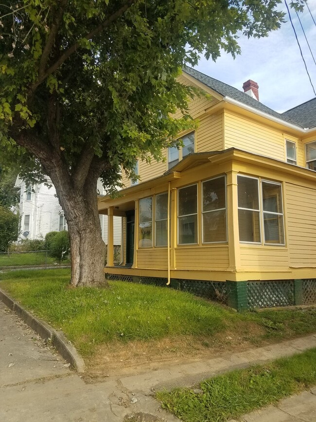 Building Photo - 806 W King St