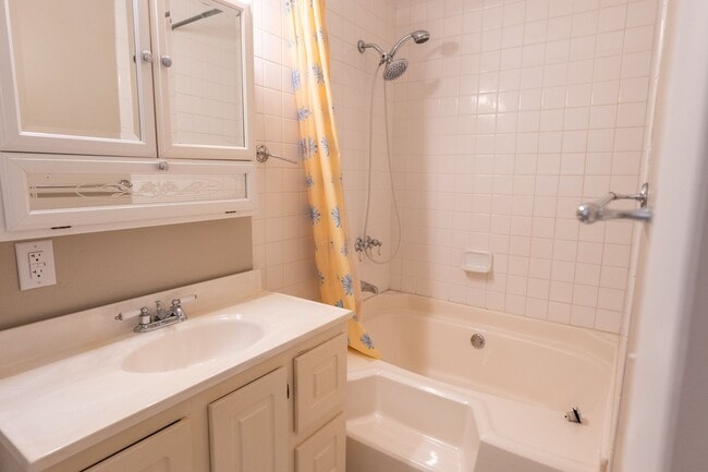 Building Photo - 882 Cherokee Rd