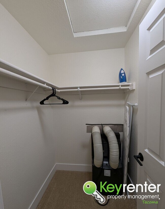 Building Photo - Modern 3 Bedroom, 2.5 Bathroom Fully Furnished Puyallup Duplex in Prime Location