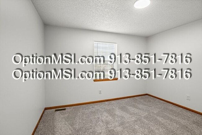Building Photo - Spacious townhouse