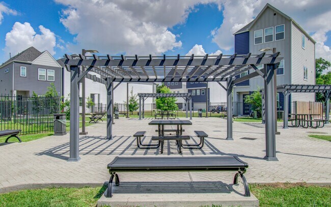 Building Photo - 8325 Springwood Crk Ln