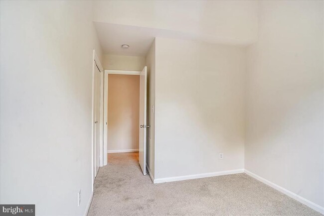 Building Photo - 8830 Thomas Lea Terrace