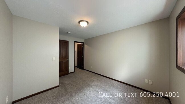 Building Photo - Spacious 4 Bedroom 3 Bathroom home with Va...
