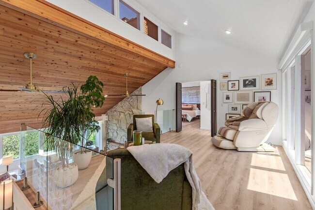 Building Photo - Beautifully Remodeled Execute View Home