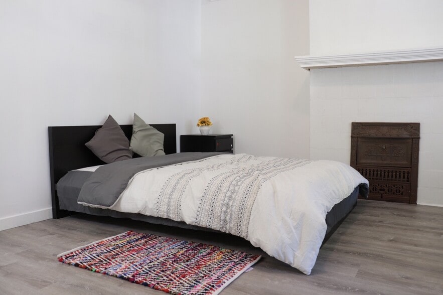 Building Photo - 1033 Flemington St