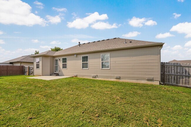Building Photo - Modern 3 Bed / 2 Bath Home with Open Layout & Fenced Yard