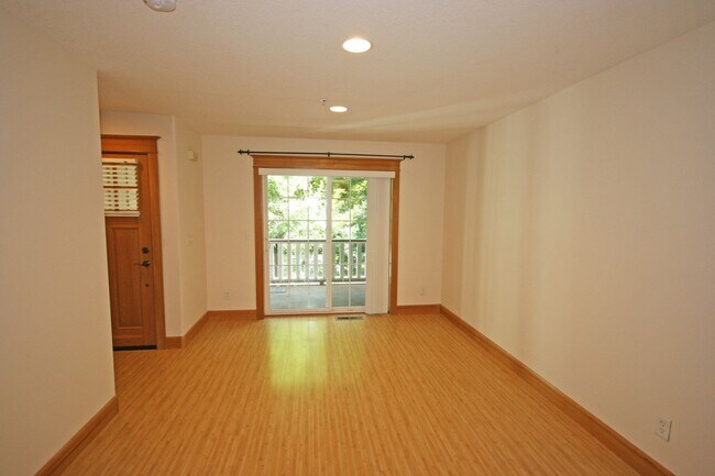 Building Photo - 3 bedroom 3.5 bath town home