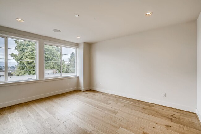 Building Photo - Queen Anne Townhome ~ McGraw Square
