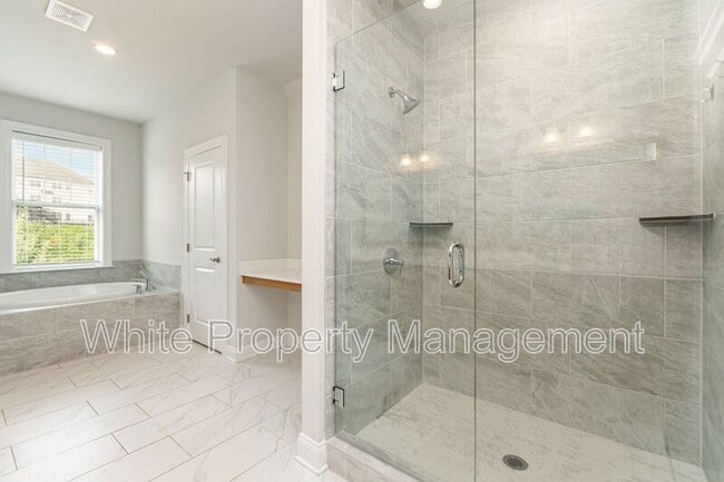 Building Photo - 209 Forsythia Ln