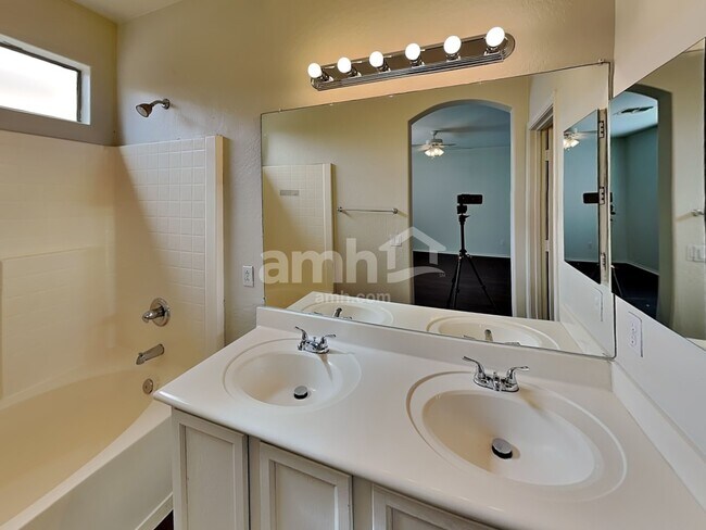 Building Photo - 12725 W Cheery Lynn Rd