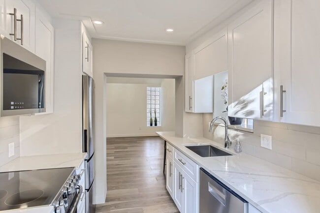 Building Photo - Congress Park – Beautiful High-End Studio
