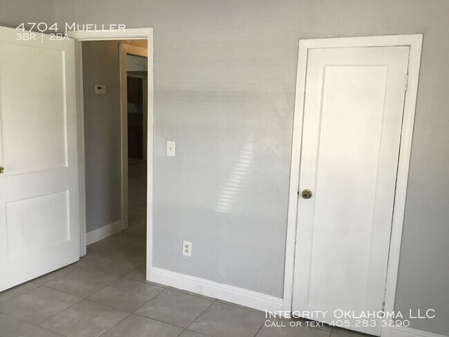 Building Photo - 4704 N Mueller Ave