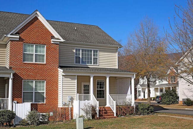 Building Photo - Updated End-Unit Townhome in Crozet