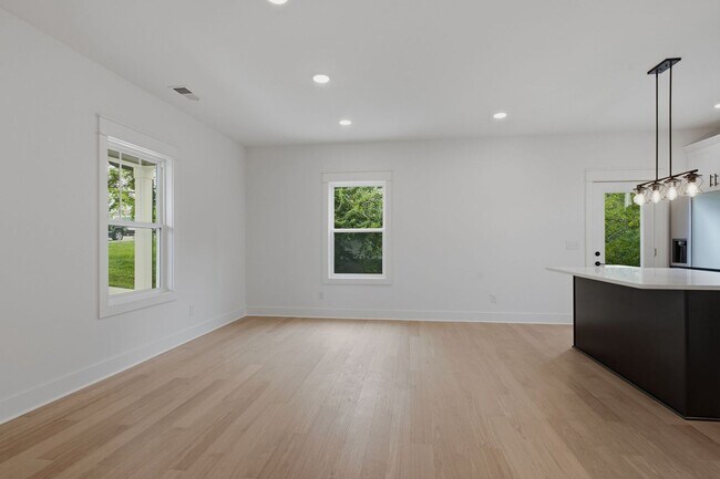 Building Photo - Spacious 5-Bedroom with Fenced Yard & Modern Amenities
